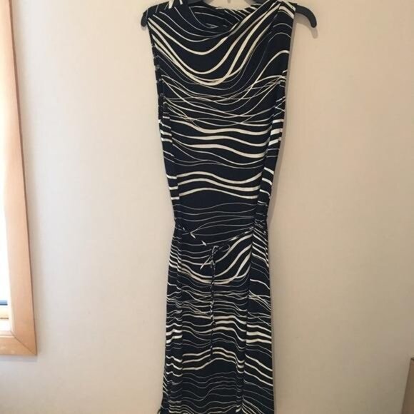 Dresses & Skirts - Beautiful belted dress